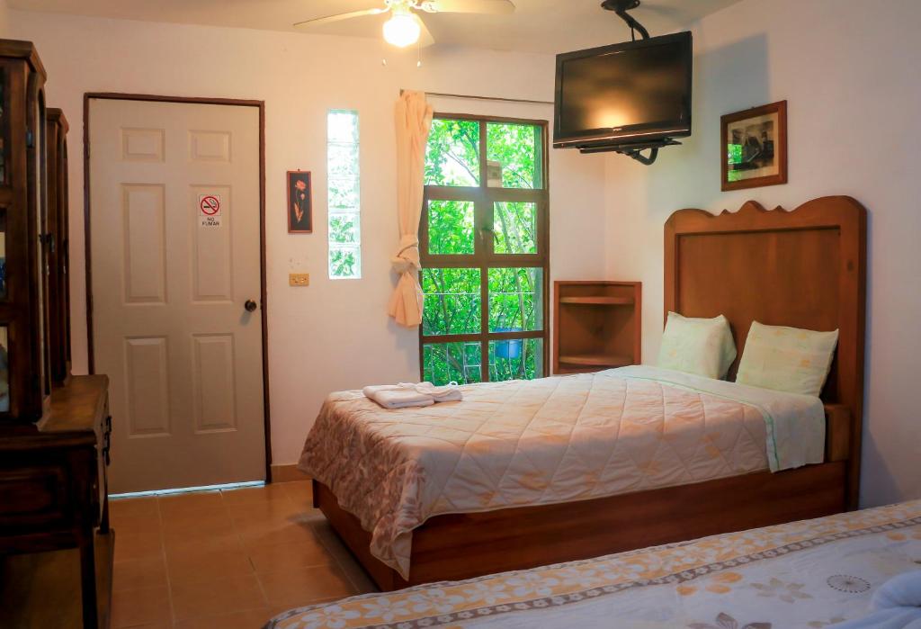 Postel nebo postele na pokoji v ubytování Hotel Hacienda Xico Inn