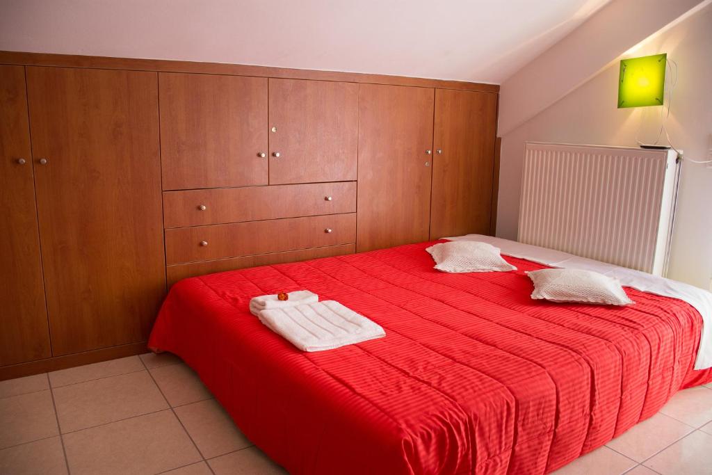 Postel nebo postele na pokoji v ubytování Cozy Maisonette