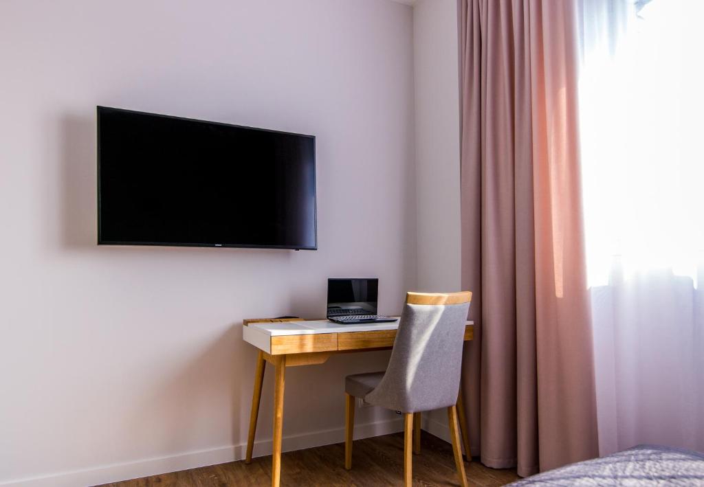 Televízia a/alebo spoločenská miestnosť v ubytovaní Apartamenty City Tower od WroclawApartament-pl