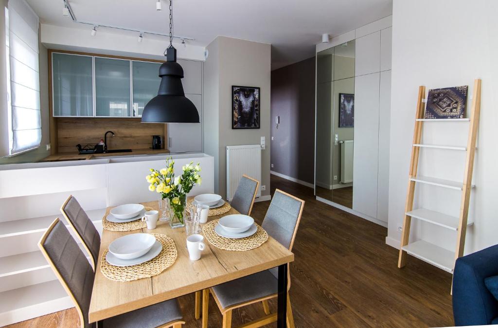 Kuchyňa alebo kuchynka v ubytovaní Apartamenty City Tower od WroclawApartament-pl