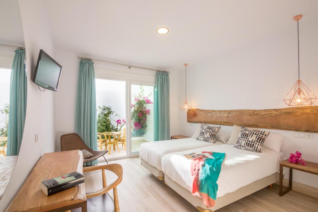 a bedroom with a bed and a living room at Fortuna in Los Caños de Meca