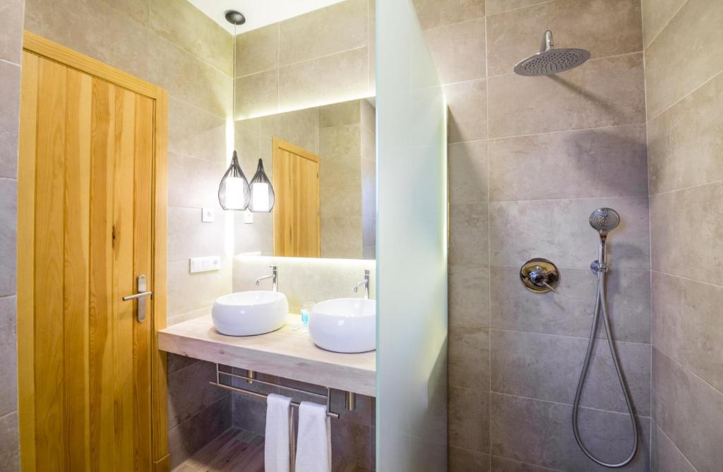 a bathroom with two sinks and a shower at Fortuna in Los Caños de Meca