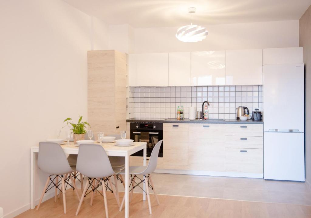 Kuchyňa alebo kuchynka v ubytovaní Apartamenty City Tower od WroclawApartament-pl