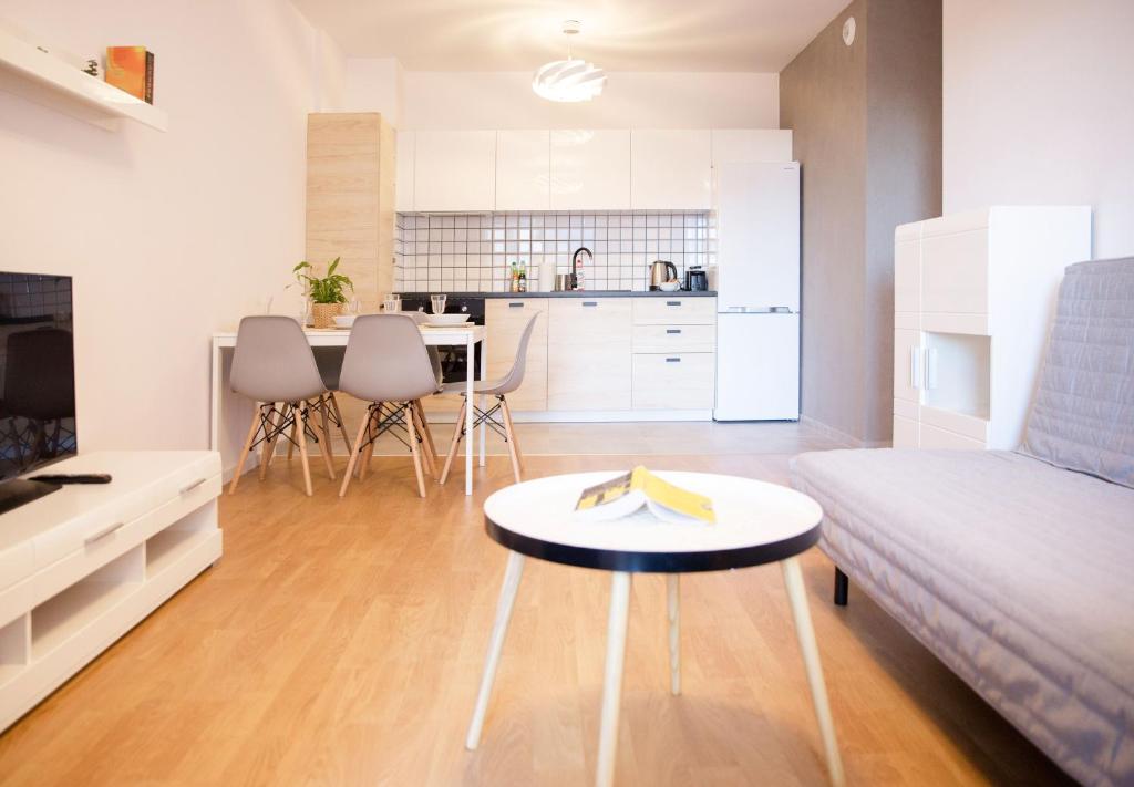 Kuchyňa alebo kuchynka v ubytovaní Apartamenty City Tower od WroclawApartament-pl