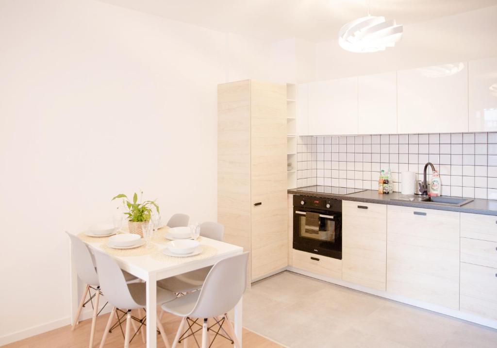 Kuchyňa alebo kuchynka v ubytovaní Apartamenty City Tower od WroclawApartament-pl