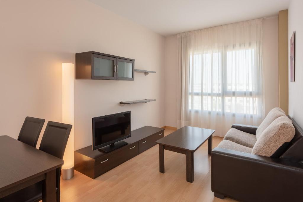 TV a/nebo společenská místnost v ubytování Madrid Airport Suites, Affiliated by Meliá