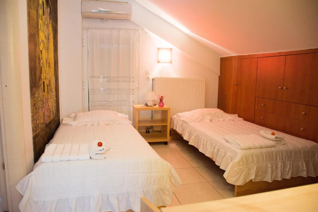 Postel nebo postele na pokoji v ubytování Cozy Maisonette