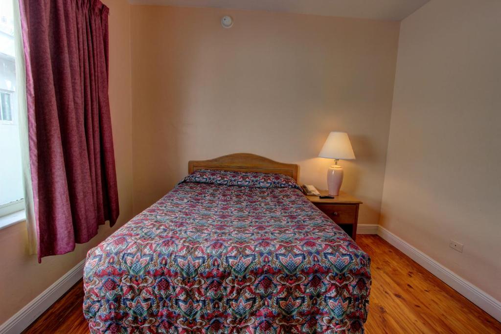 Postel nebo postele na pokoji v ubytování Geneva Hotel