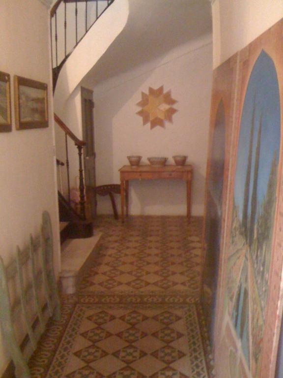 a hallway with a table and stairs in a house at L&#39;Auberge Espagnole - Bed &amp; Breakfast in Apt