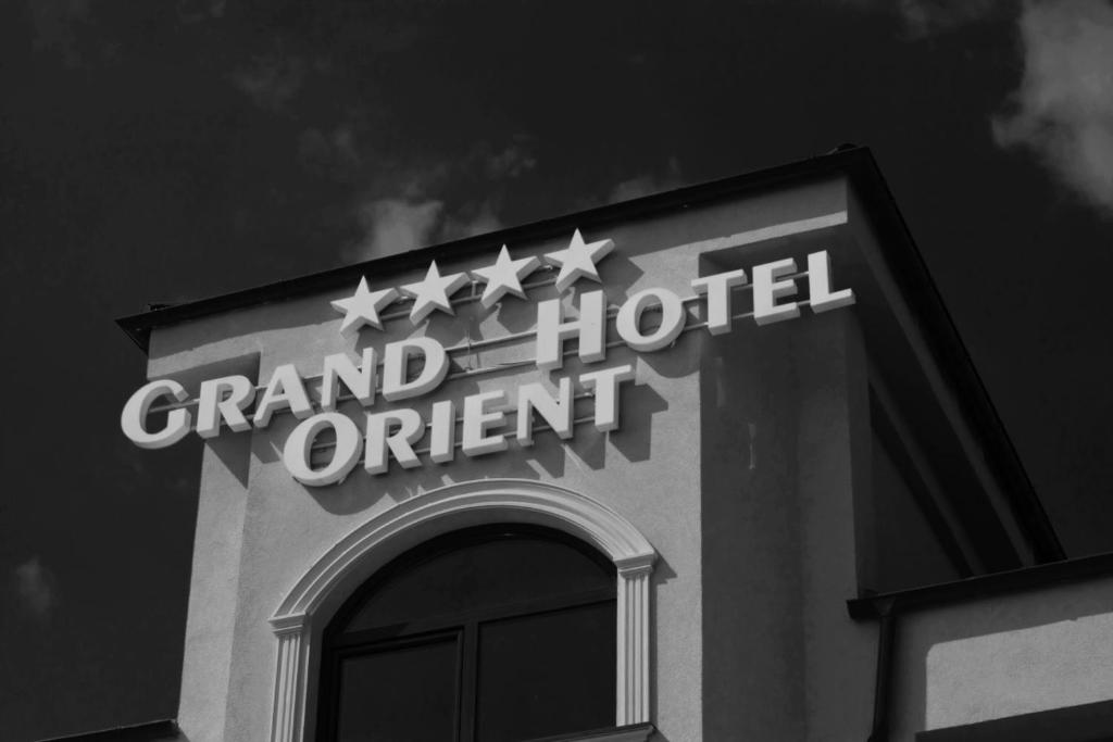 un grand panneau d'hôtel au sommet d'un bâtiment dans l'établissement Grand Hotel Orient Braila, à Brăila