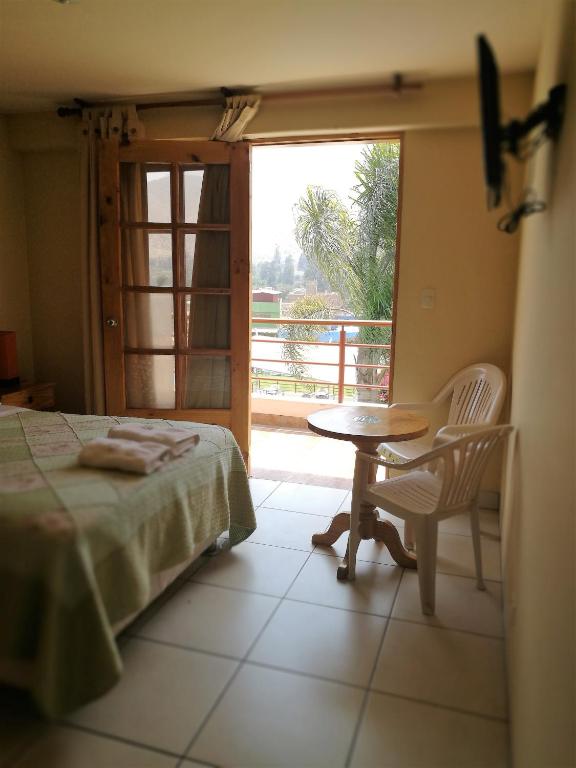 Postel nebo postele na pokoji v ubytování Las Cumbres INN