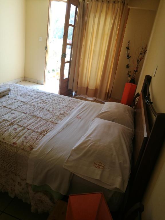 Postel nebo postele na pokoji v ubytování Las Cumbres INN