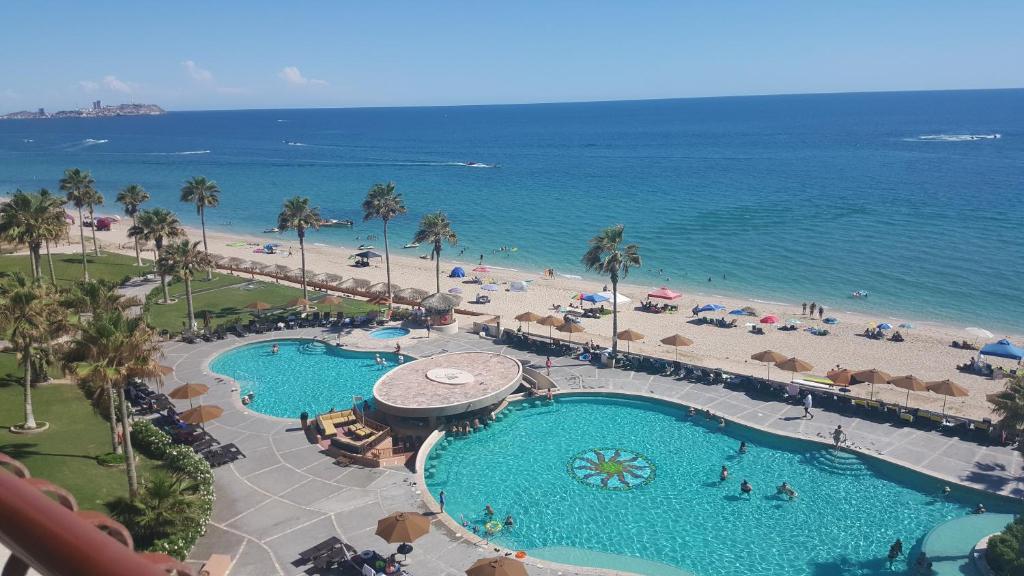 una vista aerea di un resort con 2 piscine e una spiaggia di Sonoran Sun Resort a Puerto Peñasco