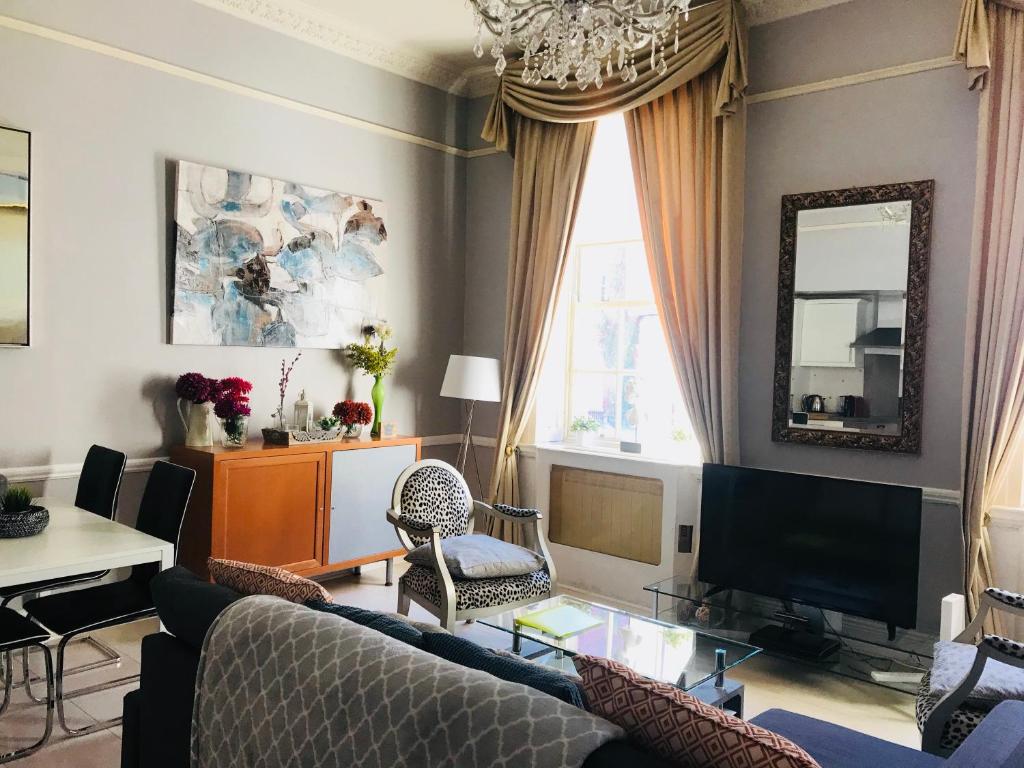 a living room with a couch and a tv at City Centre Georgian Style Apartment in Dublin