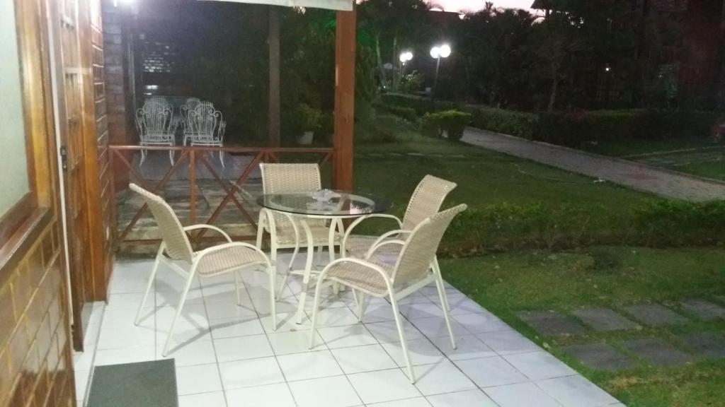  AGRADÁVEL CHALÉ EM CONDOMÍNIO