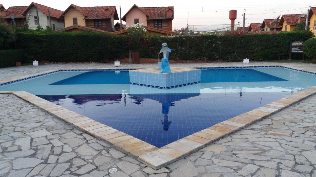  AGRADÁVEL CHALÉ EM CONDOMÍNIO