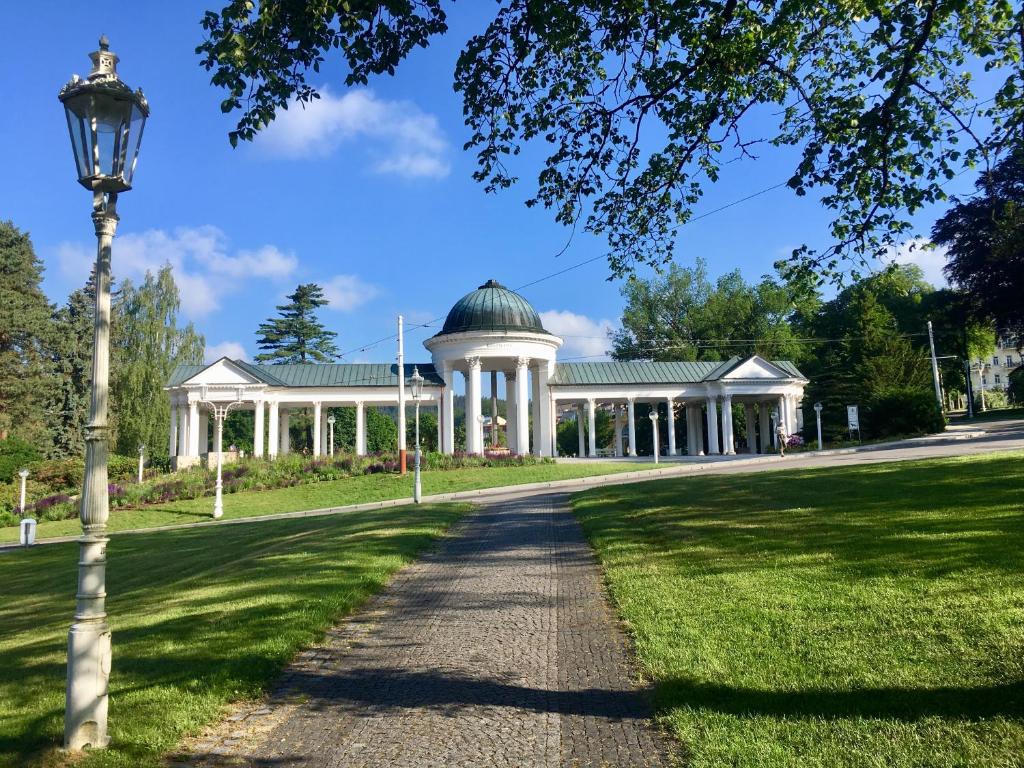 budynek w parku z światłem ulicznym w obiekcie Marienbad Apartment w Mariańskich Łaźniach