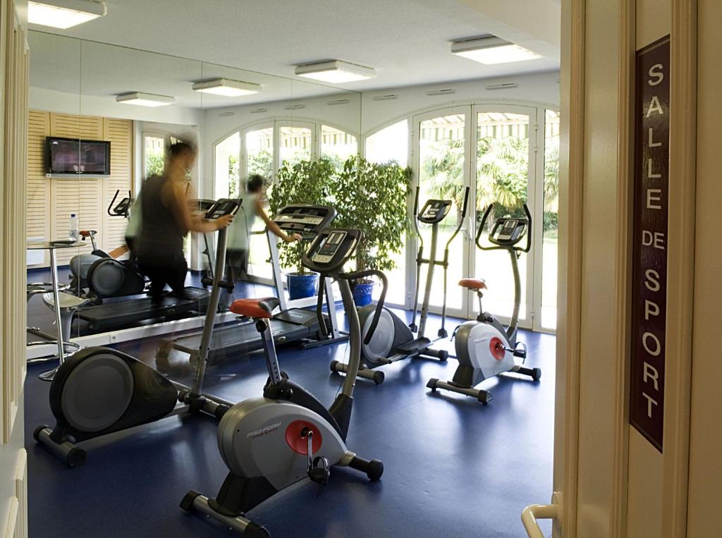 Fitness centrum a/nebo fitness zařízení v ubytování Alysson Hôtel