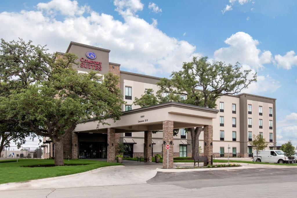 uma representação da frente de um edifício hospitalar em Comfort Suites - South Austin em Austin