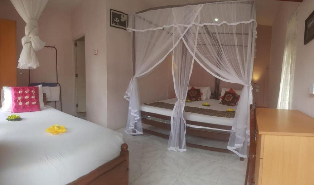 Postel nebo postele na pokoji v ubytování Wijenayake's - Beach Haven Guest House - Galle Fort
