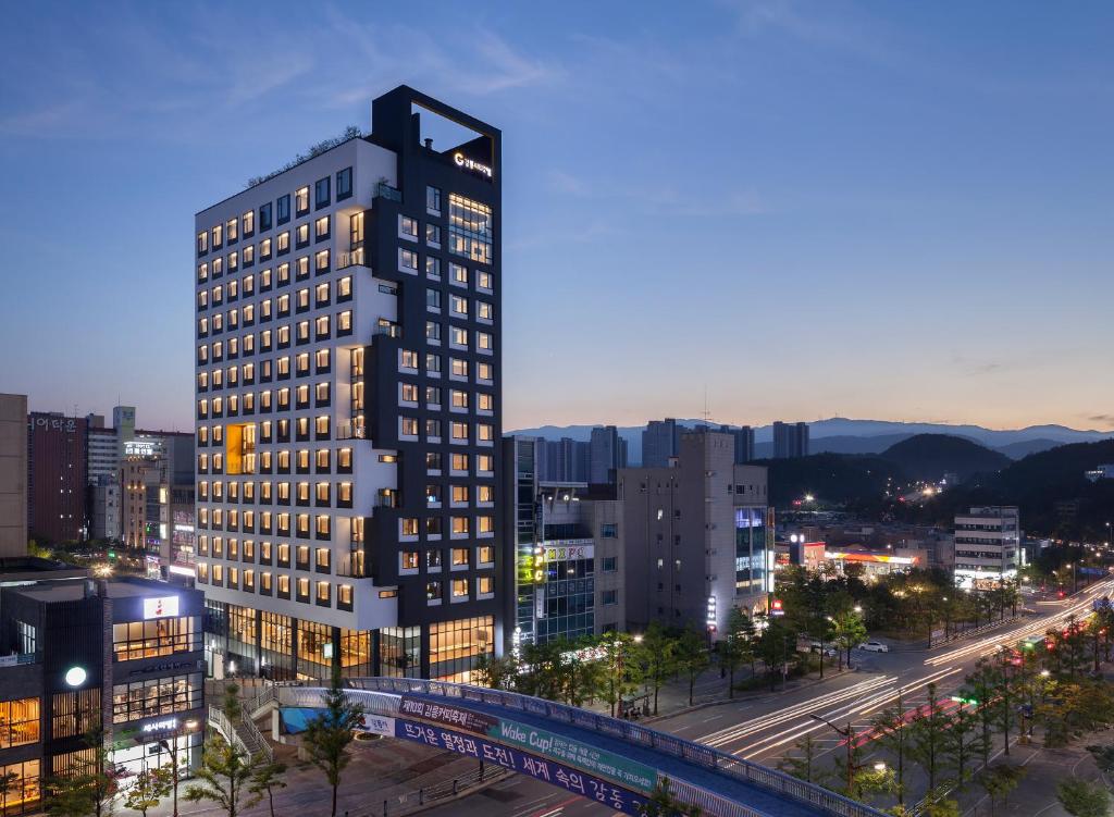 Un palazzo alto in una città di notte di Gangneung City Hotel a Gangneung