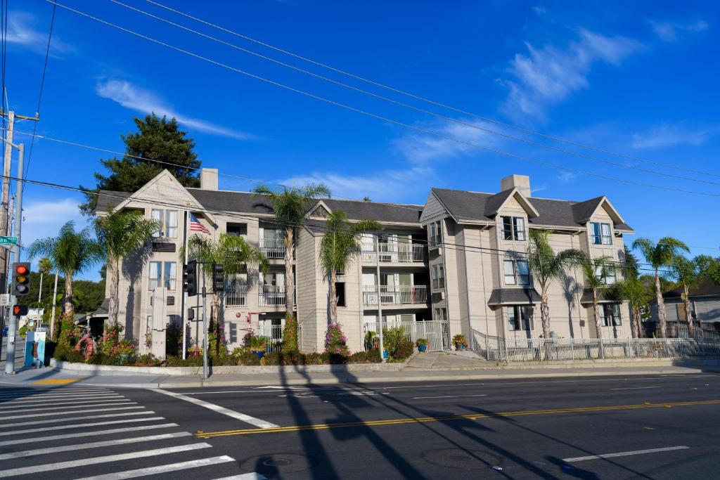 a large building on the corner of a street at Motel Santa Cruz in Santa Cruz