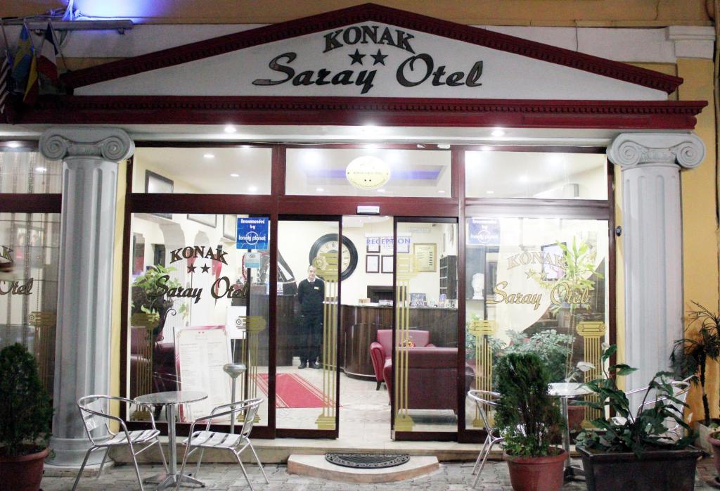 イズミールにあるKonak Saray Hotelの椅子を前に置いた老人の店