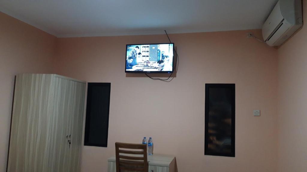 TV a/nebo společenská místnost v ubytování RedDoorz near Istana Plaza 2