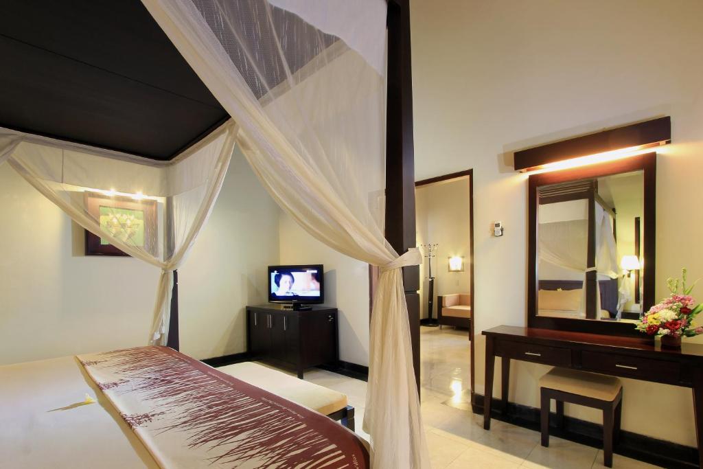 TV a/nebo společenská místnost v ubytování The Lagoon Bali Pool Hotel and Suites