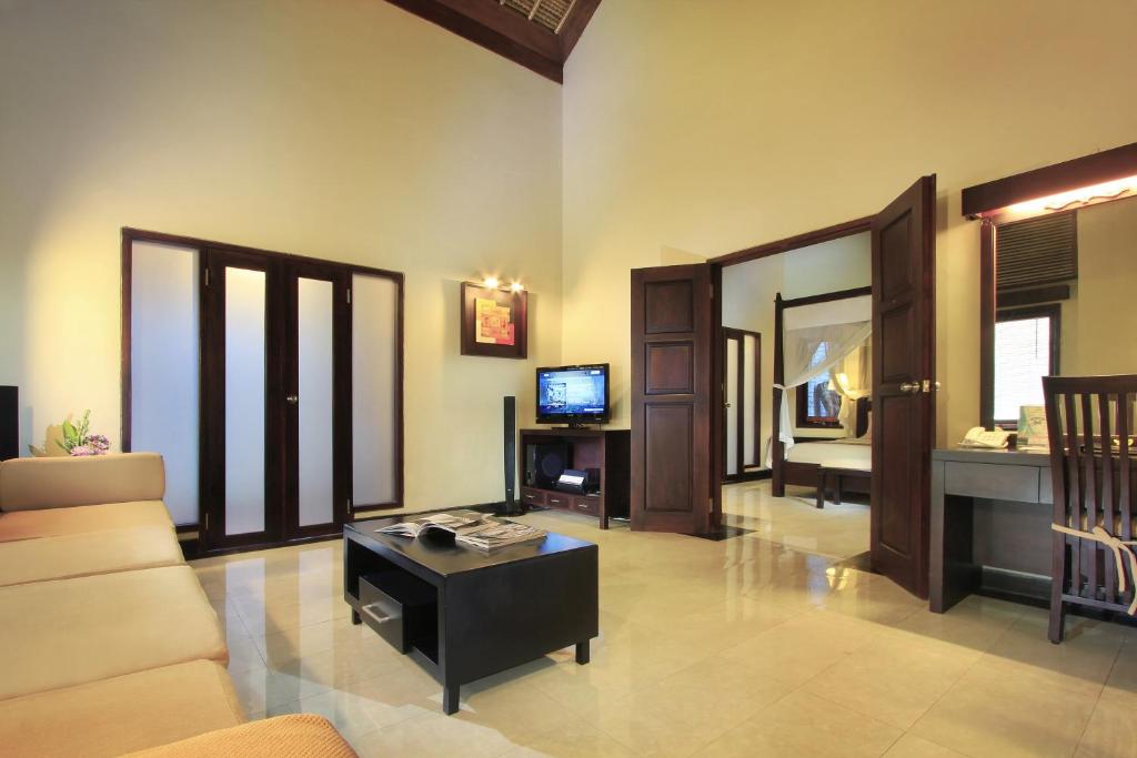 TV a/nebo společenská místnost v ubytování The Lagoon Bali Pool Hotel and Suites