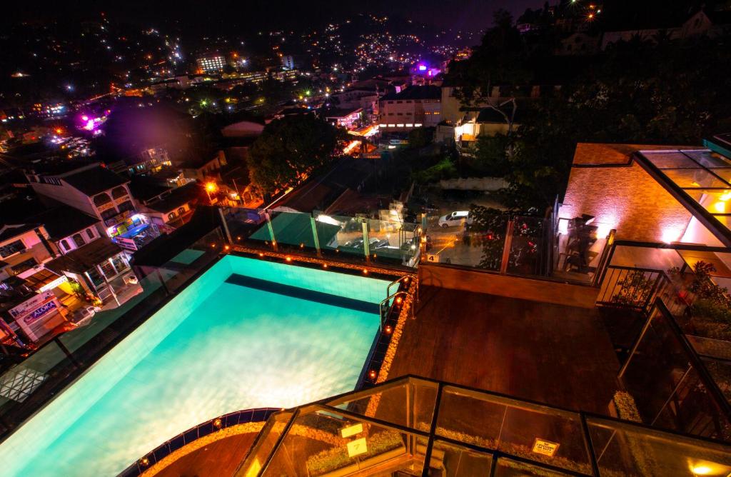 Bazén v ubytování Sevana City Hotel nebo v jeho okolí
