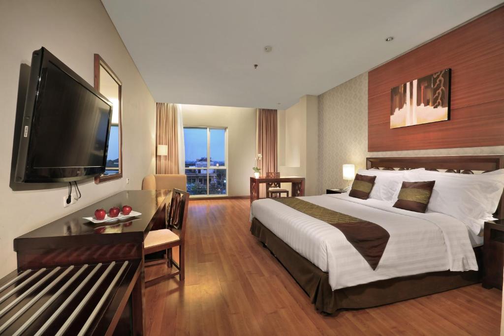 TV a/nebo společenská místnost v ubytování Aston Tanjung City Hotel