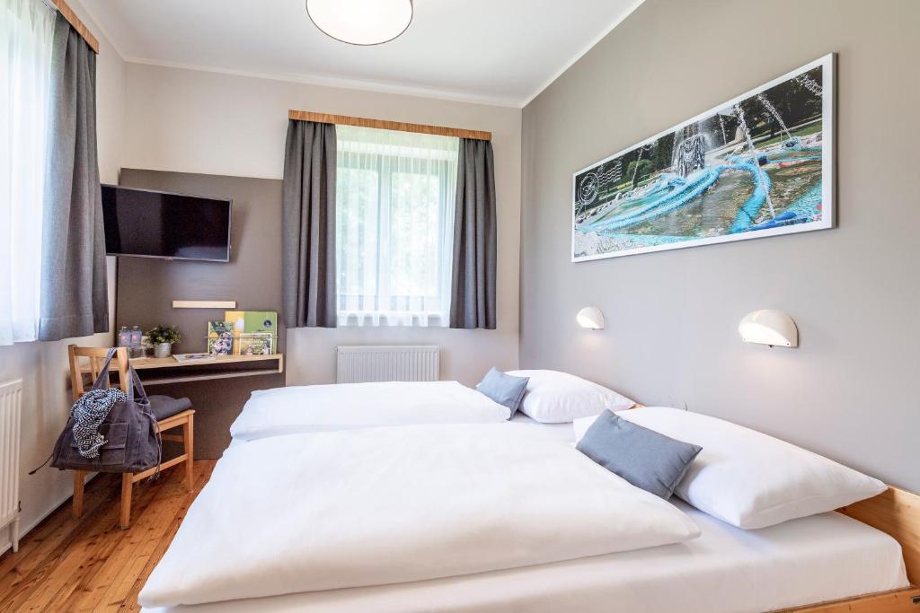 Łóżko lub łóżka w pokoju w obiekcie JUFA Hotel Maria Lankowitz