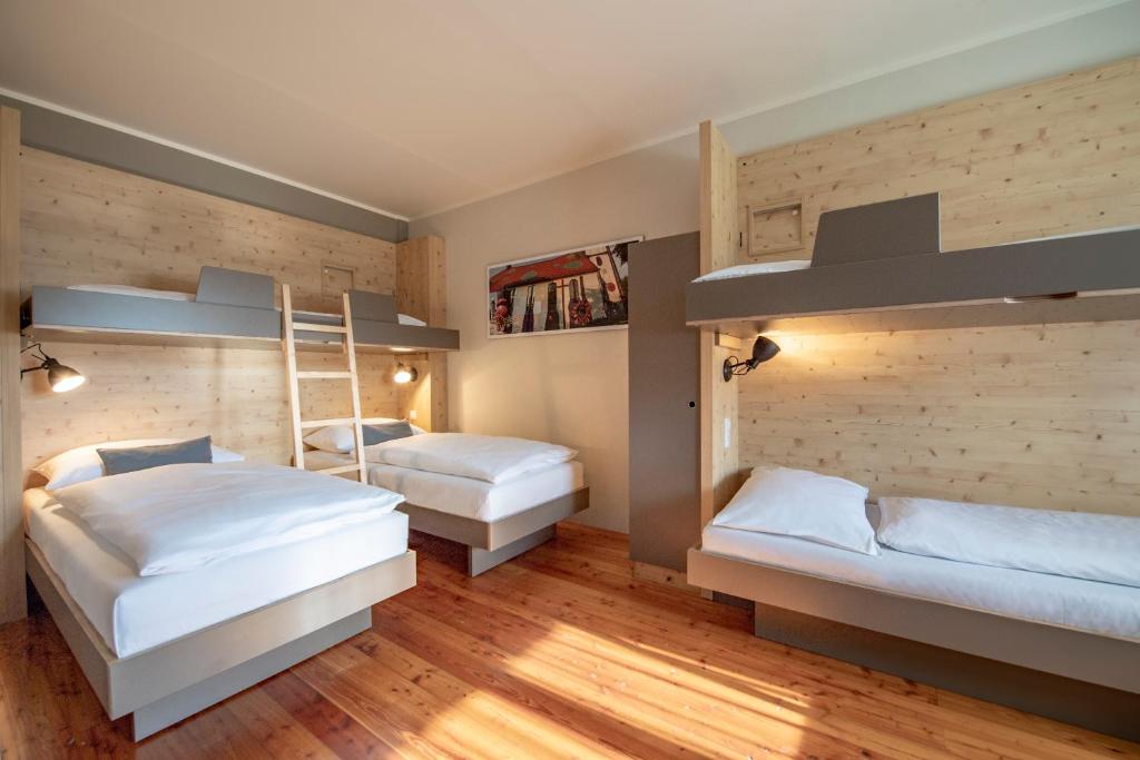 Łóżko lub łóżka w pokoju w obiekcie JUFA Hotel Maria Lankowitz