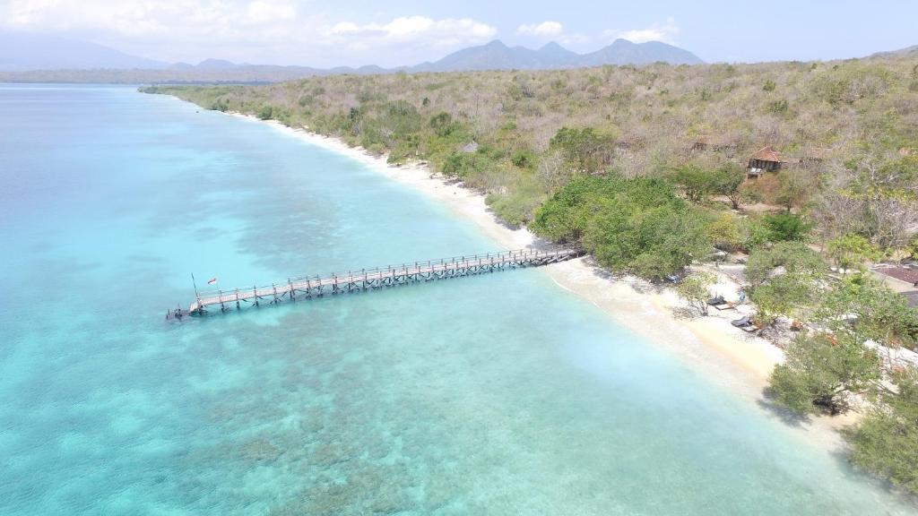 uma vista aérea de uma praia com um cais em NusaBay Menjangan em Banyuwedang