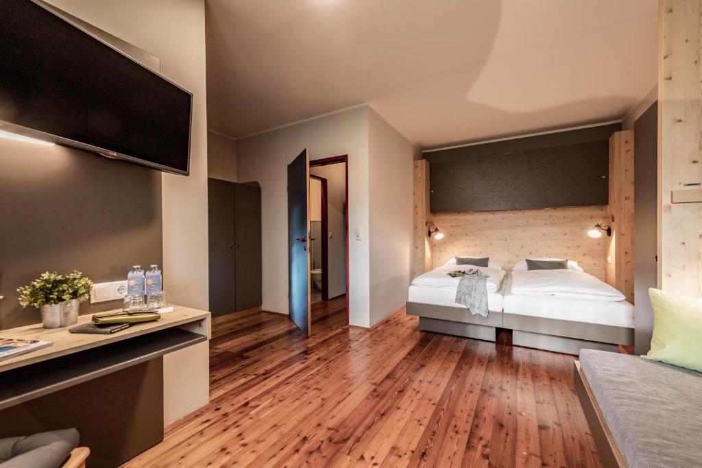 Łóżko lub łóżka w pokoju w obiekcie JUFA Hotel Maria Lankowitz