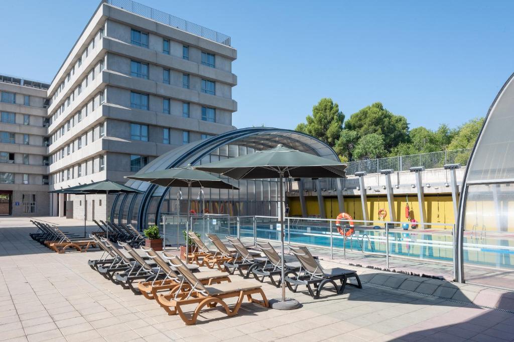 Bazén v ubytování Madrid Airport Suites, Affiliated by Meliá nebo v jeho okolí
