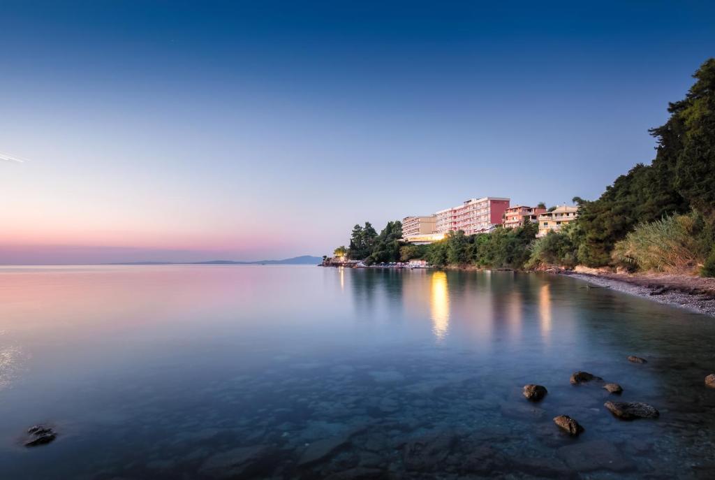 een uitzicht op een waterlichaam met rotsen erin bij Oasis Hotel in Perama