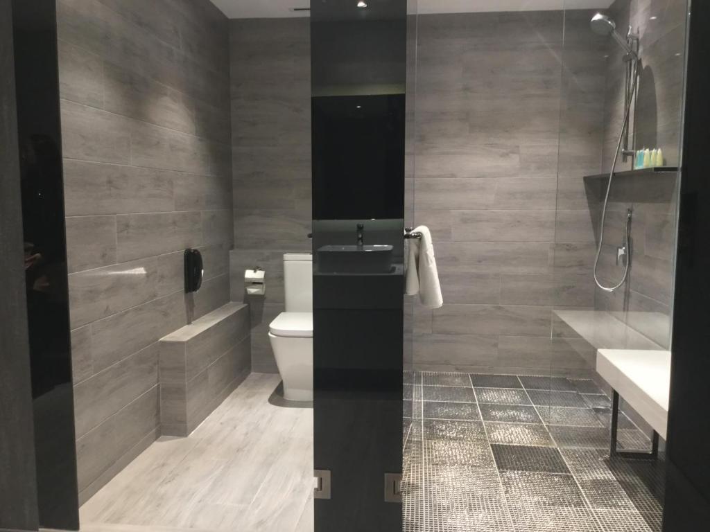 Koupelna v ubytování Nathan Hotel