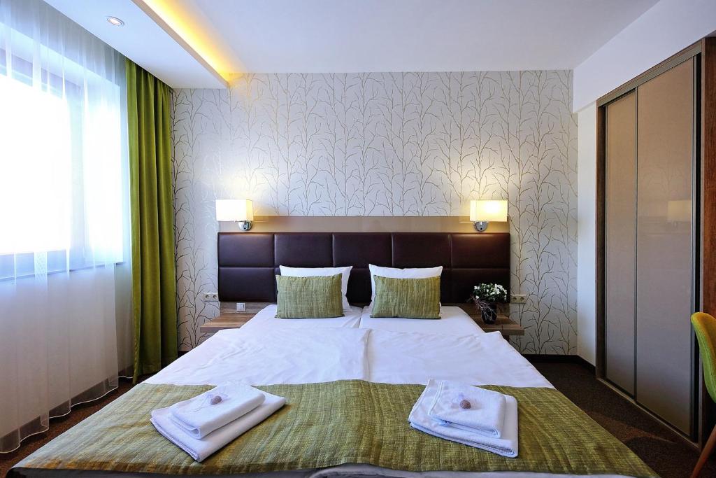 Postel nebo postele na pokoji v ubytování Nádas Tó Park Hotel