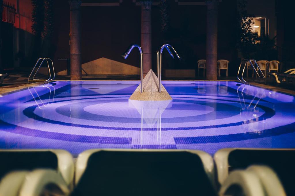 einen Whirlpool mit Wasser in der Mitte eines Zimmers in der Unterkunft Cleopatra Spa Hotel in Lloret de Mar