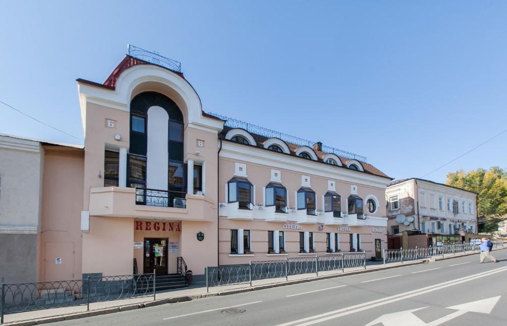 een gebouw aan de straatkant bij Regina na Universitetskoy in Kazan