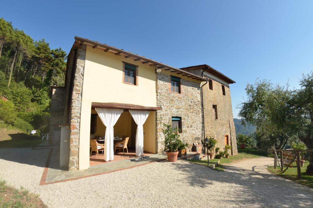 an external view of an italian house with a patio at Batticapo di Ilaria in San Martino in Freddana