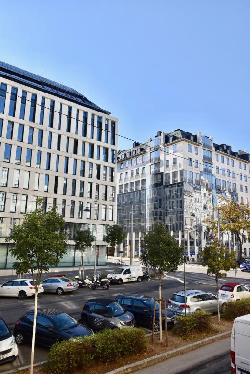 parking z samochodami zaparkowanymi przed budynkami w obiekcie Schottenring City Stock Exchange Apartments w Wiedniu