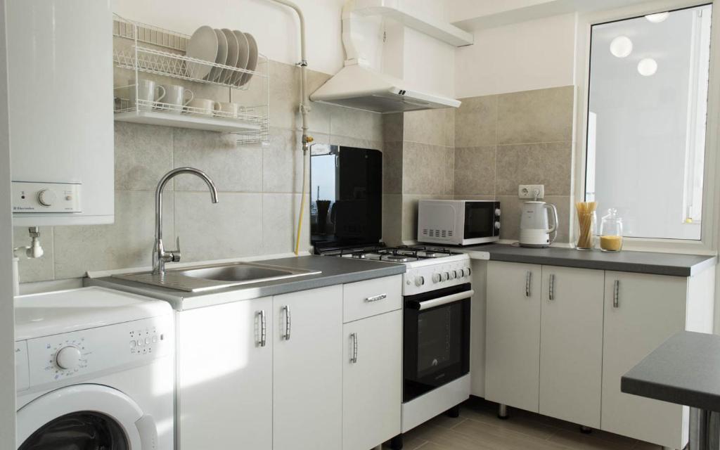 Dapur atau dapur kecil di Cozy 2-room apartment on Zhvanetsky Boulevard