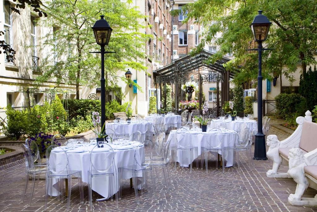 Restoran ili drugo mesto za obedovanje u objektu Les Jardins Du Marais