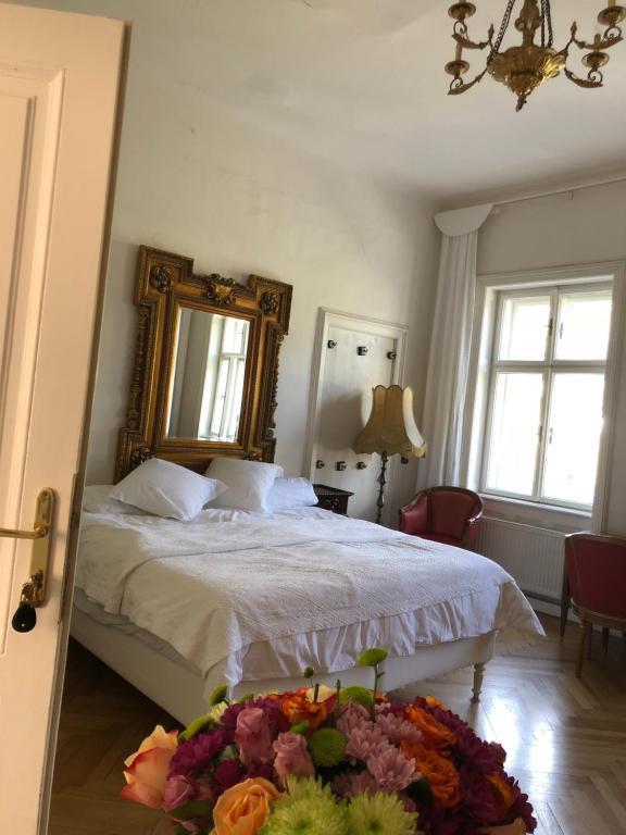 Postel nebo postele na pokoji v ubytování Sarah's Altstadt Oase Salzburg