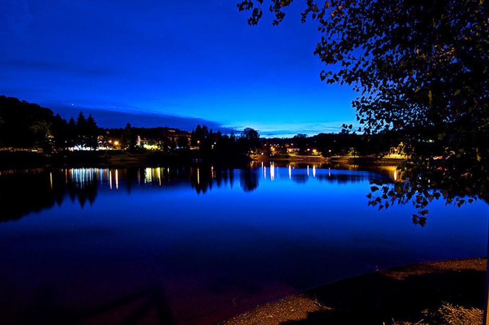 uma vista para um grande lago à noite em B&B Lanziani em Nemoli
