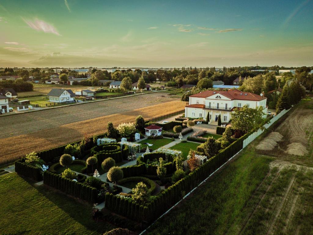 uma vista aérea de uma casa com um quintal em B&B Lawendowy Pałacyk em Błonie