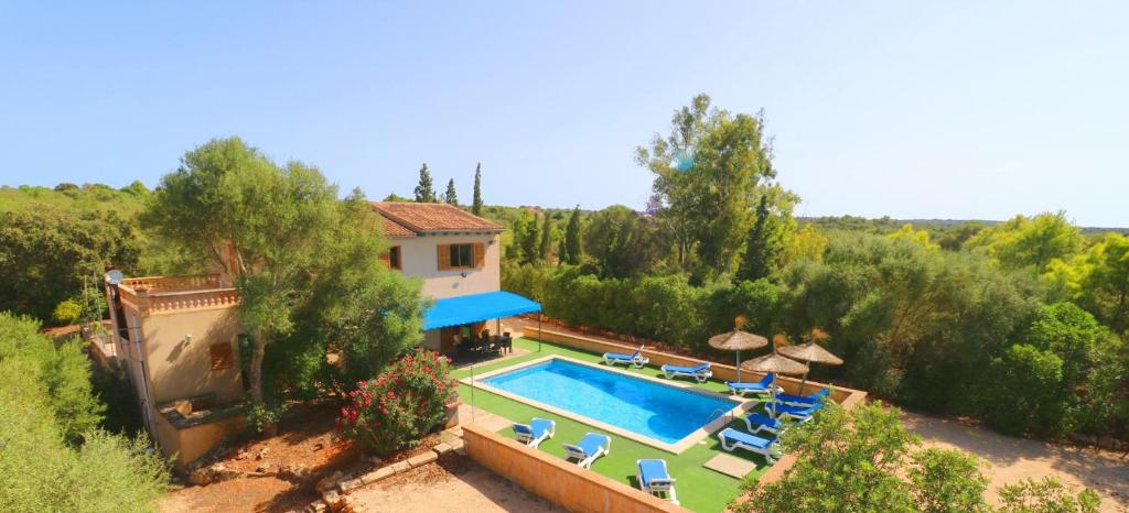 una vista aérea de una casa con piscina en Sa Pedrera en Campos